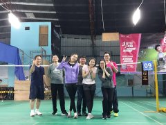 室内的羽毛球联谊活动